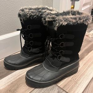 Black snow boots, size 9